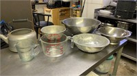 Kitchen Lot, Colanders in Assorted Sizes, Kettle