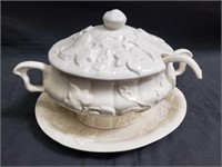 USA Pottery tureen, with platter and ladle