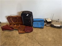 RADIO/ CD PLAYER & 7 CARRY BAGS