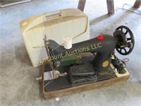 vintage Singer sewing machine w pedal