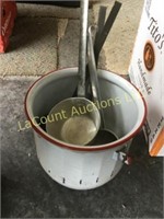 enameled handle pot w strainers soupe ladles