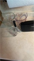 3 Measuring Cups & Radio