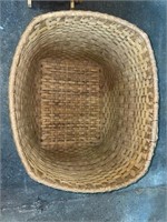 Large wicker Basket with hinge lid