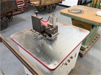 Premier twin spindle top and bottom edging router