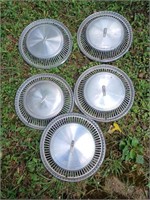 B4) five matched vintage hubcaps.