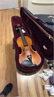 Suzuki musique Violin and bow in nice case
