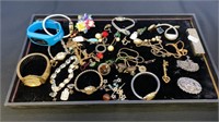 Tray lot includes vintage jewelry - ladies
