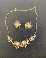 Nice vintage gold tone and rhinestone necklace