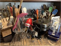 Lot of Kitchen Items