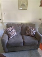 Beautiful Love Seat Sofa in Great Condition