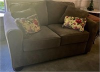Beautiful Love Seat Sofa in Great Condition