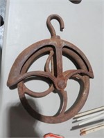 VINTAGE METAL WELL PULLEY WITH HOOK
