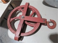 VINTAGE METAL WELL PULLEY WITH HOOK