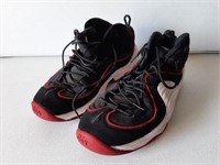 PAIR OF NIKE SHOES SIZE 12