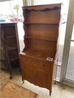 EARLY AMERICAN STYLE TWO PIECE HUTCH