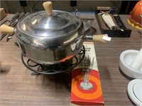 FONDUE POT AND FORKS