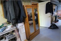 wardrobe w/mirrored doors (one mirror damaged) w/d