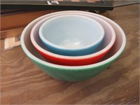Set of 3 Vintage Pyrex Glass Bowls