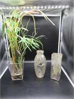 1 artifical plant and 2 silver coloured vases