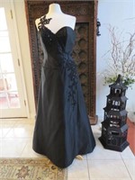 BID ONLINE ONLY: DESIGNER GOWNS AND DRESSES BY YOLY MUNOZ -
