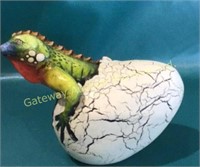 Ceramic decorative lizard hatching