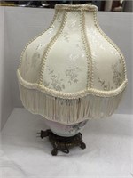 VINTAGE PAINTED FLORAL LAMP WITH FOOTED BRASS