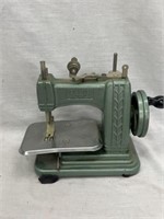 BETSY ROSS TOY MINIATURE METAL SEWING MACHINE
6