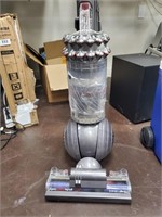 Dyson cinetic big ball vacuum cleaner $699 RETAIL