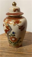 Japanese  porcelain jar w/lid 8" Tx 4"W