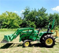 John Deere 790, 4x4 tractor w/ loader