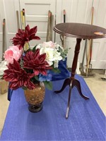 Decorative vase and small table