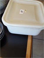 2 winco plastic bins, 1 lid
