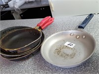 lot 4 fry pans, rubber handles