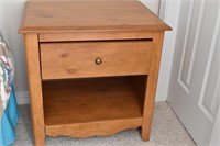 Pine End Table w/Drawer