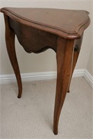 Q - TRIANGLE-SHAPED ACCENT TABLE (B4)