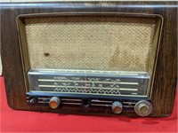 Vintage Philips type 725 radio• not tested