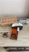 Lot of vintage items (containers, mini TV