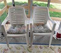 Pair plastic patio chairs