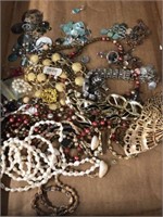 TRAY OF ASSORTED COSTUME JEWELRY