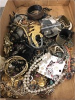 TRAY OF COSTUME JEWELRY