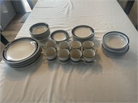 MAIN STAYS BLACK/WHITE AND BLUE/WHITE DISHES