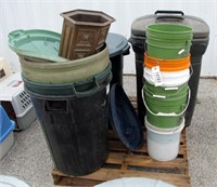 plastic trash cans & buckets