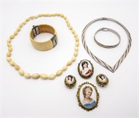 COLLECTION OF ASSORTED JEWELRY