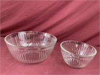 2 clear Pyrex  mixing bowls