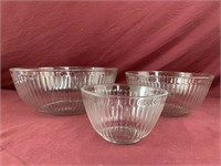 Set of 3 Pyrex clear mixing bowls