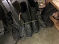 LOT OF RUBBER BOOTS