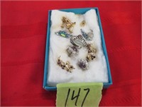 Collection of vintage jewlery Incuding Good cond