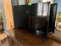 HITACHI 43IN NICE FLAT SCREEN TV