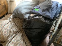 LOT OF LINENS / SHEETS / BED SPREAD / PATIO CHAIR