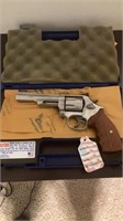 SMITH AND WESSON MODEL 686 .357 MAGNUM. NEW!